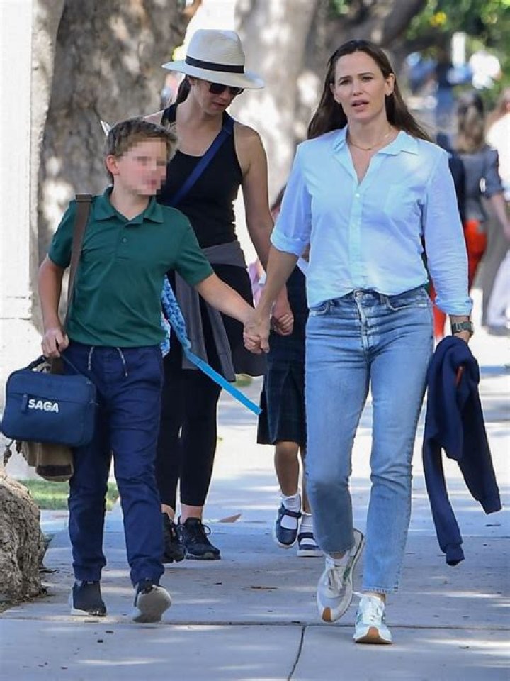 Jennifer Garner Goes Makeup-Free While Taking Son Samuel To School – Hollywood Life