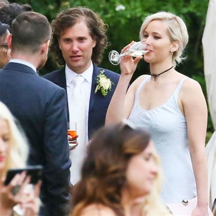 Jennifer Lawrence Debuts Wedding Band After Wedding To Cooke Maroney – Hollywood Life