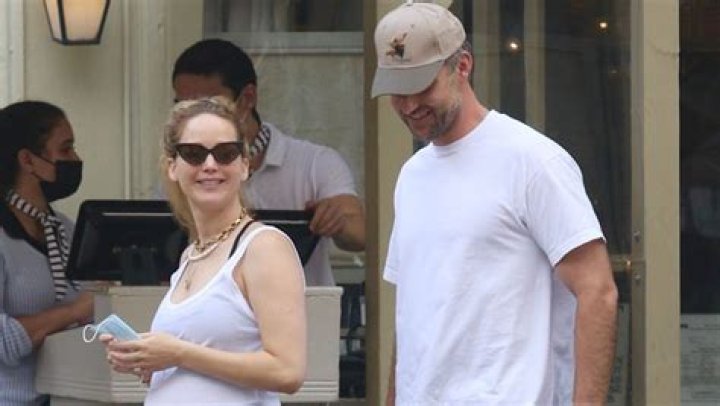Jennifer Lawrence Smooches Husband Cooke Maroney in Sweet PDA Moment – Hollywood Life