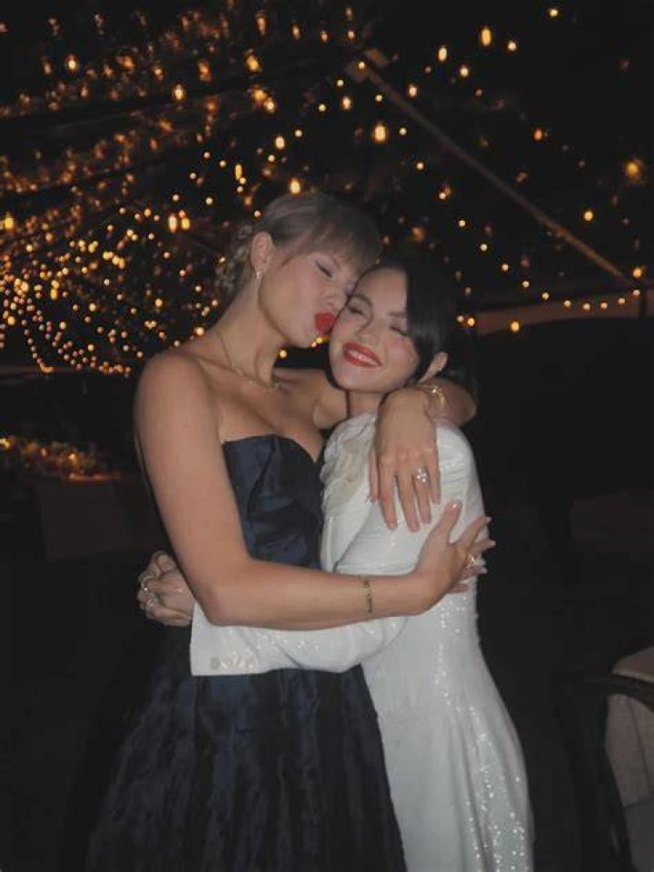 Selena Gomez Reveals She’s ‘Single’ While Mocking Guys Trying To Hit On Her In TikTok Video